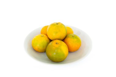 Beyaz arka plan üzerinde taze turuncu kase meyve