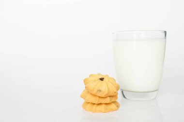 kurabiye ve süt beyaz arka plan üzerinde