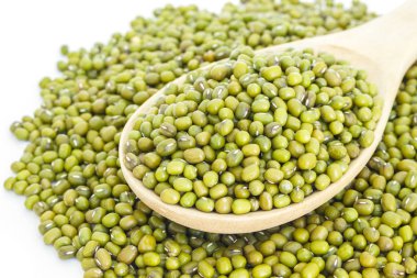 Mung fasulye kaşık doku içinde yeşil