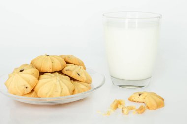 kurabiye ve süt beyaz arka plan üzerinde