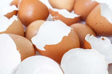 Beyaz arka plan üzerinde yumurta kabuk kırık çatlak yiyecek