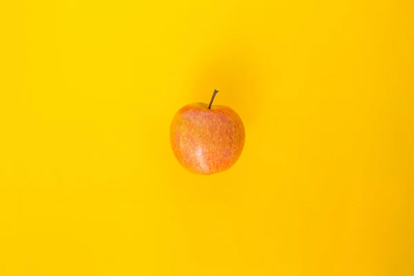 Rojo Manzana Foco Superior Sobre Fondo Amarillo — Foto de Stock