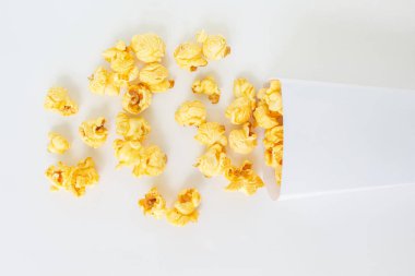 Beyaz arka plan üzerinde beyaz patlamış mısır kutusu