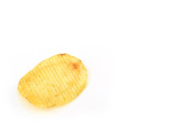 Beyaz arka plan üzerinde abur cubur sağlıksız yiyecek gevrek patates cips