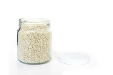 kavanoza beyaz arka plan üzerinde beyaz susam