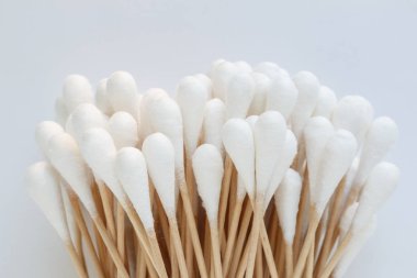 Pamuk bud, çubukla temiz sağlık beyaz arka plan üzerinde