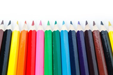 Beyaz arka plan üzerinde renkli çizim renkli kalemler