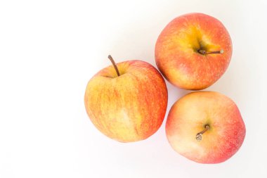 Beyaz arkaplanda kırmızı elma