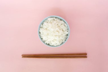 kase üzerinde pembe bir arka plan gül kuvars pirinç