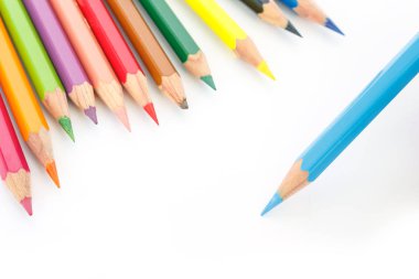 Beyaz arka plan üzerinde renkli çizim renkli kalemler