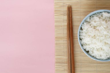 kase üzerinde pembe bir arka plan gül kuvars pirinç