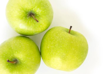 Beyaz arkaplanda yeşil elma