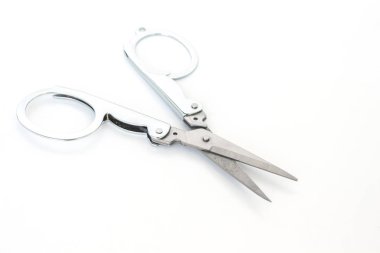 Beyaz arka plan üzerinde gümüş makas kesim