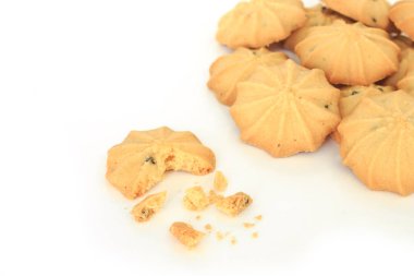 çikolata parçalı kurabiye bisküvi üzerinde beyaz bakcground