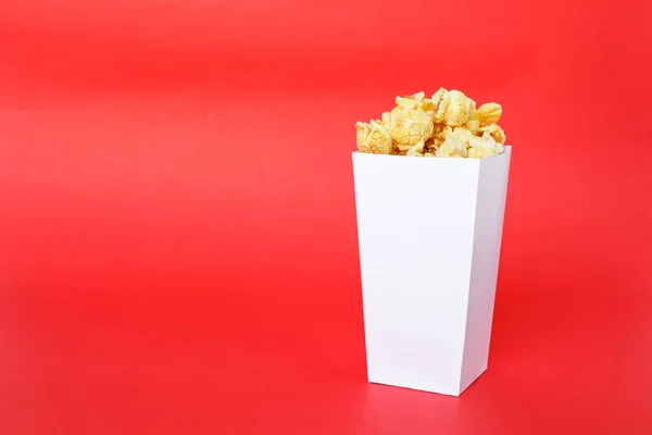 Popcorn Witte Vak Rode Achtergrond — Stockfoto