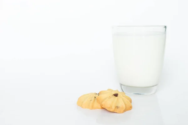 Kekse Und Milch Auf Weißem Hintergrund — Stockfoto