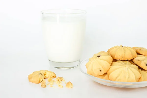 Kekse Und Milch Auf Weißem Hintergrund — Stockfoto