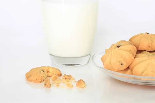 Kekse Und Milch Auf Weißem Hintergrund — Stockfoto