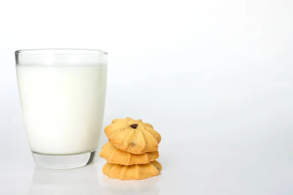 Kekse Und Milch Auf Weißem Hintergrund — Stockfoto