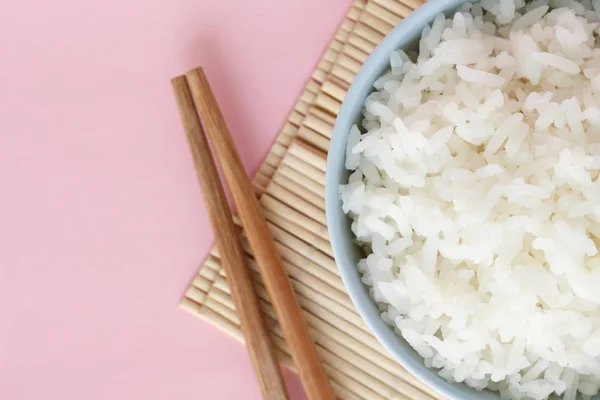 Arroz Cuenco Sobre Fondo Rosa Cuarzo Rosa —  Fotos de Stock