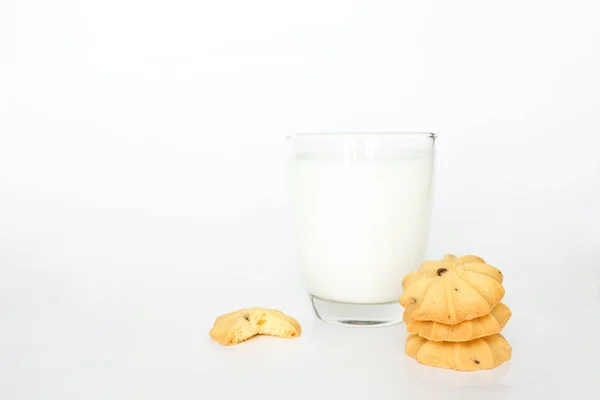 Kekse Und Milch Auf Weißem Hintergrund — Stockfoto