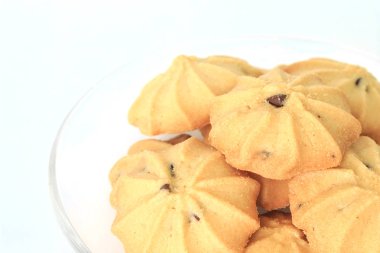 çikolata parçalı kurabiye bisküvi üzerinde beyaz bakcground