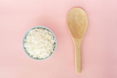 kase ve pembe bir arka plan gül kuvars kaşık pirinç