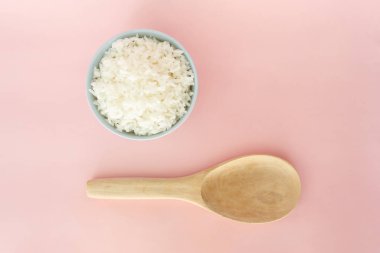 kase ve pembe bir arka plan gül kuvars kaşık pirinç