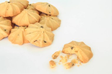 çikolata parçalı kurabiye bisküvi üzerinde beyaz bakcground