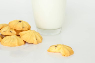 kurabiye ve süt beyaz arka plan üzerinde