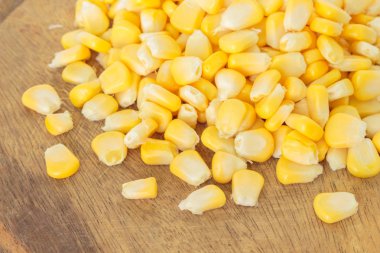 Mısır kazık organik gıda doğa ahşap arka plan üzerinde