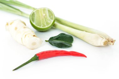 malzemeler tom yom goong, limon, havlıcan, Güney Afrika'da bir kabile kireç yaprakları, kireç, biber, Tayland Gıda otlar doğa arka plan