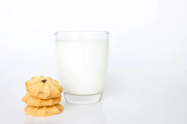 Kekse Und Milch Auf Weißem Hintergrund — Stockfoto