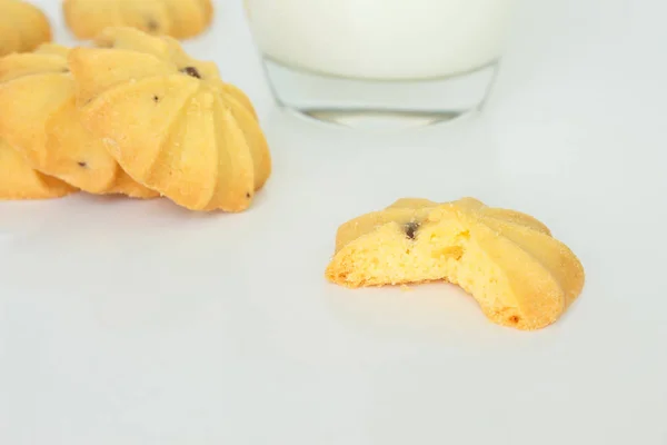 Galletas Leche Sobre Fondo Blanco —  Fotos de Stock