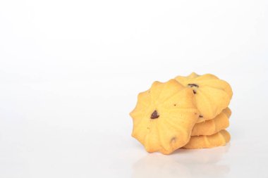 çikolata parçalı kurabiye bisküvi üzerinde beyaz bakcground