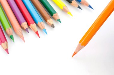 Beyaz arka plan üzerinde renkli çizim renkli kalemler