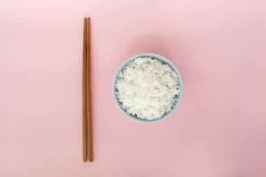 kase üzerinde pembe bir arka plan gül kuvars pirinç