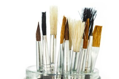 Beyaz arka plan üzerinde boya fırça ayarlama aracı sanat