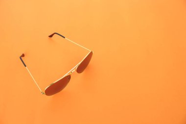 turuncu zemin üzerine güneş gözlüğü