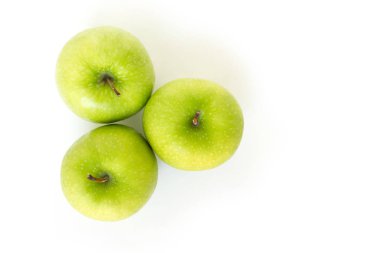 Beyaz arkaplanda yeşil elma