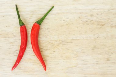 ahşap arka plan üzerinde kırmızı biber baharatlı sebze