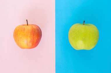 kırmızı elma ve pembe mavi gül kuvars huzur zemin üzerine yeşil elma