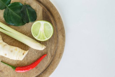 malzemeler tom yom goong, limon, havlıcan, Güney Afrika'da bir kabile kireç yaprakları, kireç, biber, Tayland Gıda otlar doğa arka plan