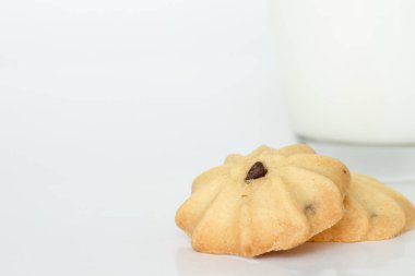 kurabiye ve süt beyaz arka plan üzerinde