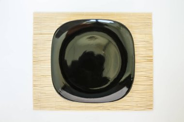 siyah plaka bambu hasır arka plan üzerinde boş