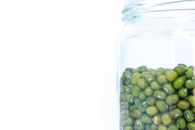 Mung fasulye şişe cam beyaz zemin üzerine yeşil