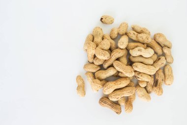 Fıstık kabuğu beyaz zemin üzerine