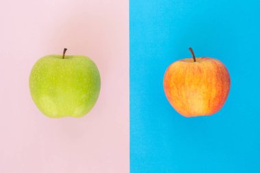 kırmızı elma ve pembe mavi gül kuvars huzur zemin üzerine yeşil elma