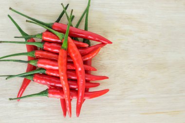 ahşap arka plan üzerinde kırmızı biber baharatlı sebze