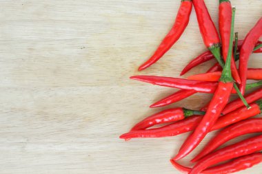 ahşap arka plan üzerinde kırmızı biber baharatlı sebze